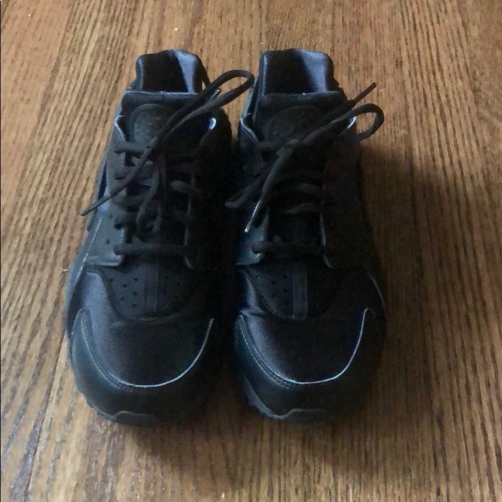 Nike Black Huaraches